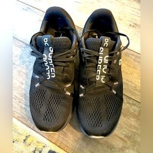 On cloud women’s size 10